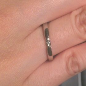 【エクセルコダイヤモンド(EXELCO DIAMOND)の口コミ】 細身のストレートデザインのリングを探しておりイメージにぴったりだと思…