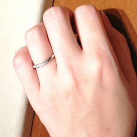【ギンザタナカブライダル(GINZA TANAKA BRIDAL)の口コミ】 ラインが細身でありウェーブがかかっているので指がキレイに見える点が特…