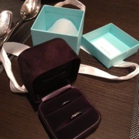 【ティファニー(Tiffany & Co.)の口コミ】 決め手となったのはシンプルさと細さ。夫婦ともに指が細く、一般的な外国…