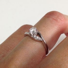 【ラザール ダイヤモンド(LAZARE DIAMOND)の口コミ】 限定モデルだったので、店頭に大きなポスターが出ており、派手な指輪だな…