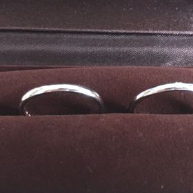 【アイプリモ(I-PRIMO)の口コミ】 プラチナとピンクゴールドの2色の指輪の珍しさと、女性用にはダイヤが埋め…