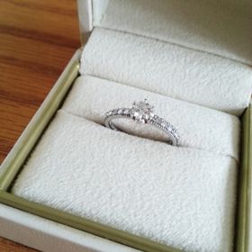 【ヴァンドーム青山(VENDOME AOYAMA)の口コミ】 小さい石が指の表側だけで裏側についていないので後々サイズ変更が可能と…