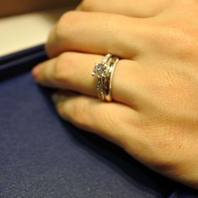 【銀座ダイヤモンドシライシの口コミ】 婚約指輪でダイヤモンドの輝きを楽しみたかったので、結婚指輪は、ダイヤ…