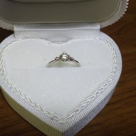 【Something Blue(サムシングブルー)の口コミ】 リングの形がシンプルで、彼女の指に合いそうだなと思いました。
また、両…