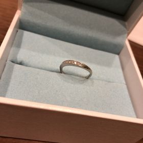 【ジュエリーツツミ(JEWELRY TSUTSUMI)の口コミ】 シンプルなデザインを探してて値段も2つで10万くらいと決めていました。条…