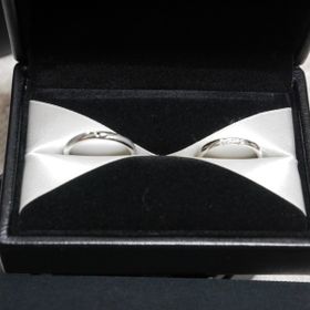 【エクセルコダイヤモンド(EXELCO DIAMOND)の口コミ】 ダイヤが綺麗なのとデザインがとても気に入りました。
また、男性の指輪に…