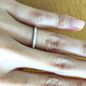 【4℃ BRIDAL(ヨンドシーブライダル)の口コミ】 シンプルなデザインのハーフエタニティのリングであり、細身ではあります…
