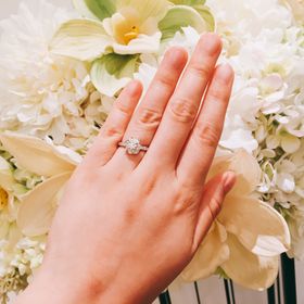 【俄(にわか)】の口コミ 花が大好きなので、花をモチーフにした指輪で一目惚れしました。真ん中のダ...