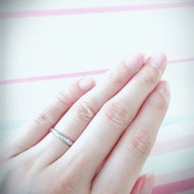 【アイプリモ(I-PRIMO)の口コミ】 ストレートでありながらウェーブの良さも取り入れたデザインの指輪なので…