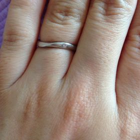 【TRECENTI(トレセンテ)の口コミ】 他店の指輪の断面が半円状に比べ、指輪の断面が丸く作られてるので、指に…