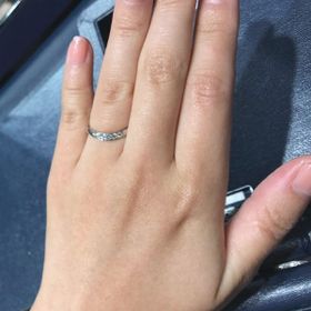 【ROYAL ASSCHER(ロイヤル・アッシャー)の口コミ】 ダイヤモンドの大きさは小さめですが、キラキラと輝く様子が上品で一目見…