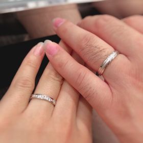 【ラザール ダイヤモンド(LAZARE DIAMOND)の口コミ】 メレダイヤがたくさんついていて派手めに見えるけど、くるくると回すと艶…