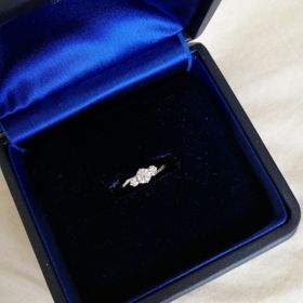 【ROYAL ASSCHER(ロイヤル・アッシャー)の口コミ】 メレダイヤのついているデザインが素敵だったところが決め手でした。また…