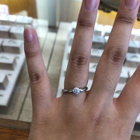 【アネリディギンザ(ANELLI DI GINZA)の口コミ】 ねじれのある特徴的なリングのデザインで、シンプルながらもとても存在感…