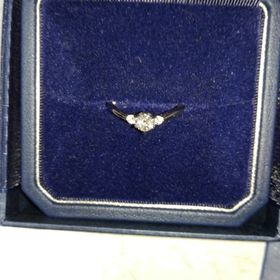 【銀座ダイヤモンドシライシの口コミ】 セットリングにしても単品にしても長く使えるデザインである。ピンクゴー…