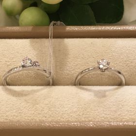 【Mariage ent(マリアージュエント)の口コミ】 結婚指輪はシンプルな重ね付け出来るものが欲しかったので、婚約指輪は逆…