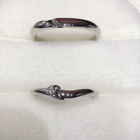 【俄(にわか)の口コミ】 2人の固い絆を『結び』という形で表現されたリングでした。

ウェーブのリ…