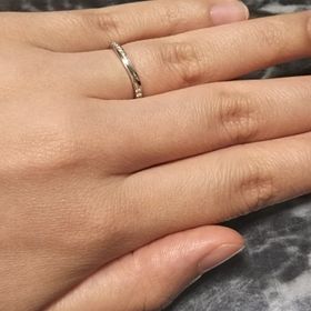 【アイプリモ(I-PRIMO)の口コミ】 細めで華奢な物を探していて、最初はかなりシンプルなリングにしようとし…