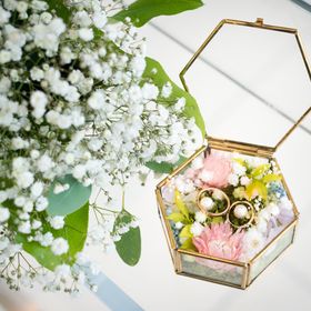 【【閉業】フラー・ジャコー(FURRER-JACOT)の口コミ】 お花型になってて、つけても外しても可愛いです。シャネルに似たようなデ…