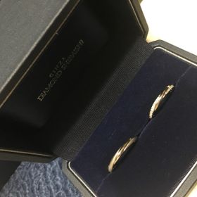 【銀座ダイヤモンドシライシの口コミ】 指輪に捻りが加えられていて、サイドにマット加工がしてあります。マット…