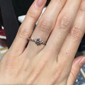 【Flowaves(フロウェーブス)の口コミ】 リングが細めであるため、ものすごく華奢なリングに見える。ダイヤモンド…