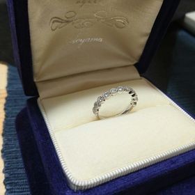 【agete(アガット)の口コミ】 ハーフエタニティリングであり
ダイヤの回りはミル打ちになっています。
…