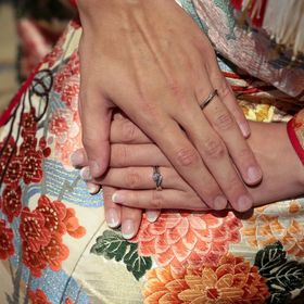 【俄(にわか)の口コミ】 指を長く細く見せたかったので、U字がV字ラインの指輪を探していました。
…