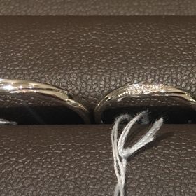 【アイプリモ(I-PRIMO)の口コミ】 ストレートのプラチナリングに斜めにダイヤが配置されており、シンプルで…