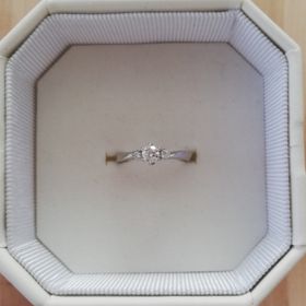 【4℃ BRIDAL(ヨンドシーブライダル)の口コミ】 一粒ダイヤの指輪ではなく、少し華やかにメレダイヤがついている指輪が希…