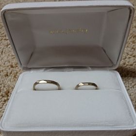 【mina.jewelry(ミナジュエリー)の口コミ】 少し落ち着いたマットな雰囲気の指輪にしたいと思っており、イエローゴー…