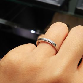 【ラザール ダイヤモンド(LAZARE DIAMOND)の口コミ】 シンプルながらも、小ぶりのダイヤモンドが設置されていました。「シンプ…