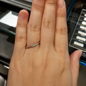 【エクセルコダイヤモンド(EXELCO DIAMOND)の口コミ】 ・婚約指輪を買わなかったので、ダイヤが目立って良い。
・指が太いので斜…