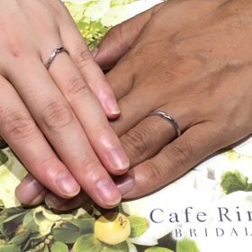【CAFERING(カフェリング)の口コミ】 
違うところで購入した婚約指輪ですが、重ね付けをしたかったので、婚約指…