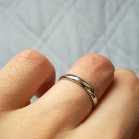 【Something Blue(サムシングブルー)の口コミ】 この指輪を決めた理由はデザインと価格です。
デザインは各ブランドから似…
