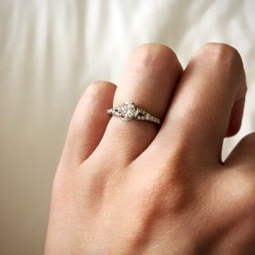 【EIKA(エイカ)の口コミ】 センターダイヤの周りに花びらモチーフのメタルフレームがあるデザインで…