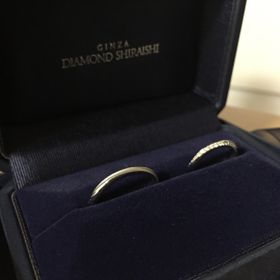 【銀座ダイヤモンドシライシの口コミ】 細身が良かったのと、ストレートデザインに斜めラインで石が入っているも…