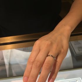 【カルティエ(Cartier)の口コミ】 シンプルだからこそ、プラチナの質と、つけ心地にこだわって見ました。
ど…