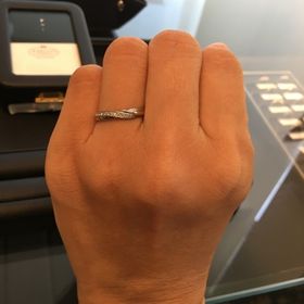 【エクセルコダイヤモンド(EXELCO DIAMOND)の口コミ】 デザインがとても気に入り、指に馴染んでいたことと、
ダイヤがあるわりに…