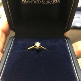 【銀座ダイヤモンドシライシの口コミ】 指輪の決め手は可愛さと、付け心地と、普段使い出来るところです。
婚約指…