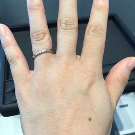 【エクセルコダイヤモンド(EXELCO DIAMOND)の口コミ】 メレダイヤが埋め込まれてて、とてもゴージャスではないが、かと言ってシ…