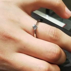 【ラザール ダイヤモンド(LAZARE DIAMOND)の口コミ】 シンプルなデザインの指輪は虹色にキラキラと輝くダイヤモンドの光を際立…