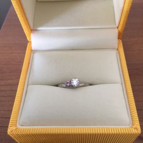 【ケイウノ ブライダル(K.UNO BRIDAL)の口コミ】 ダイヤとピンクサファイアの並んだ感じがとても可愛かったからです。また…