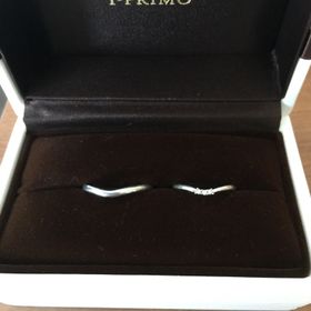 【アイプリモ(I-PRIMO)の口コミ】 指が長く見えるV字デザインと、女性の方の三粒のダイヤが気に入って選びま…