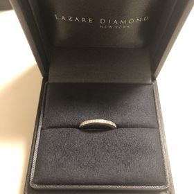 【ラザール ダイヤモンド(LAZARE DIAMOND)の口コミ】 ハーフエタニティタイプで探していました。
指が細いので、華奢なデザイン…