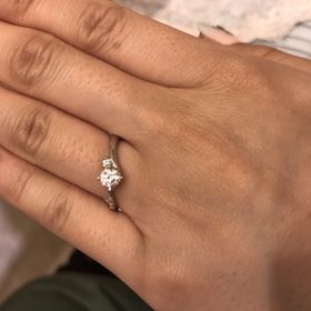 【銀座ダイヤモンドシライシの口コミ】 リングの形に動きがあるため、指馴染みがよく、細く長く見えます、と言わ…