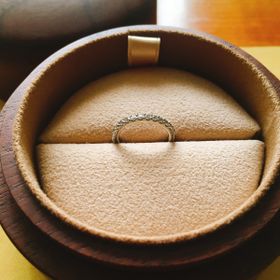 【COLANY(コラニー)の口コミ】 ハーフエタニティのデザインを探していたので、こちらのデザインはダイヤ…