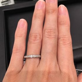 【ラザール ダイヤモンド(LAZARE DIAMOND)の口コミ】 下にスペースがあり、重ね着けをしたようなデザインになっております。ハ…