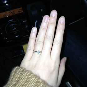 【ケイウノ ブライダル(K.UNO BRIDAL)の口コミ】 シンプルなデザインが良かったので、１番定番なダイヤが1つ付いた婚約指輪…