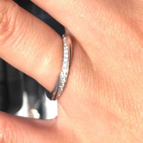 【エクセルコダイヤモンド(EXELCO DIAMOND)の口コミ】 ウェーブが入ったリングも良かったのですが、やはりスタンダードにストレ…