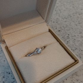 【ヴァンドーム青山(VENDOME AOYAMA)の口コミ】 大きいなダイヤモンドと小さいダイヤモンドの二つがついていて、流れるよ…